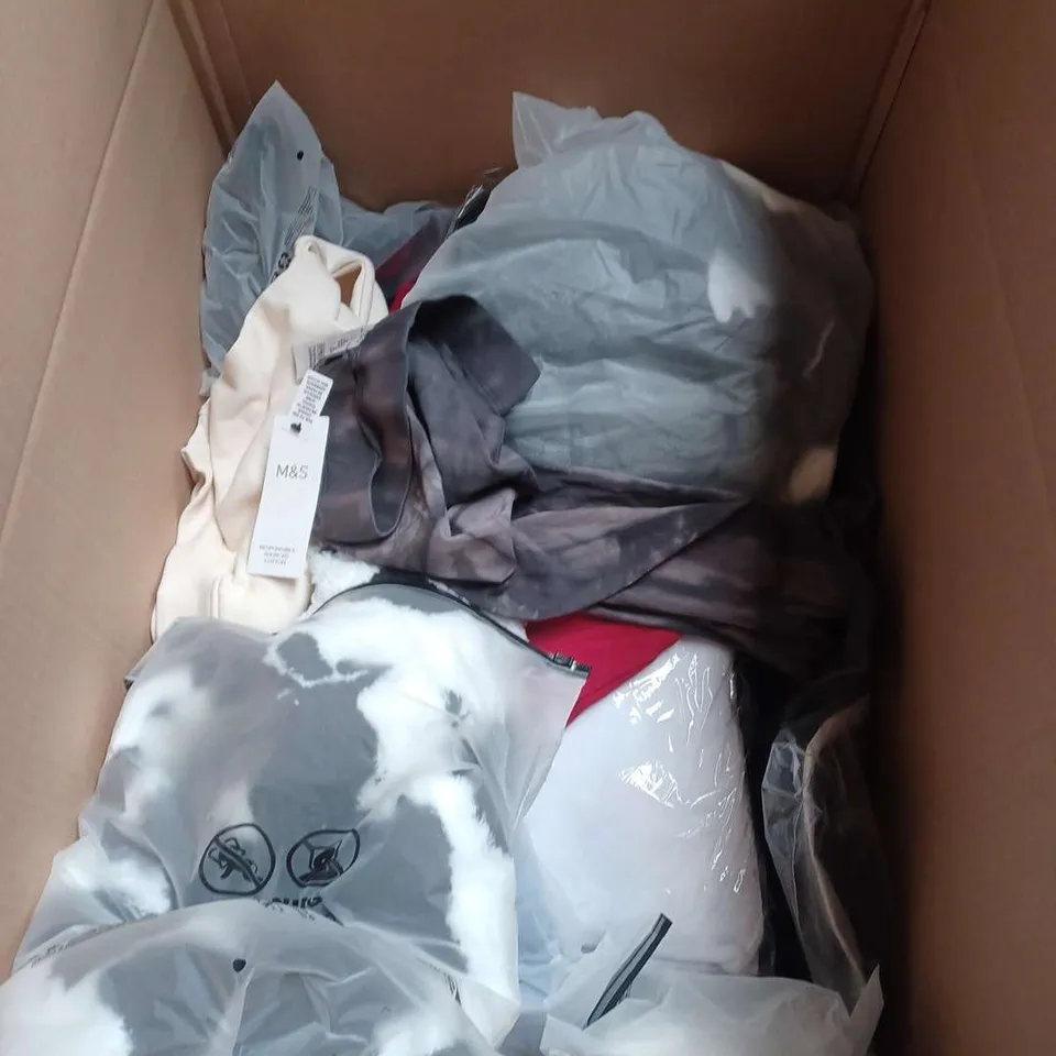 BOX OF APPROXIMATELY 30 ASSORTED KIDS CLOTHING ITEMS TO INCUDE - JACKET, TOPS, SOCKS, ETC