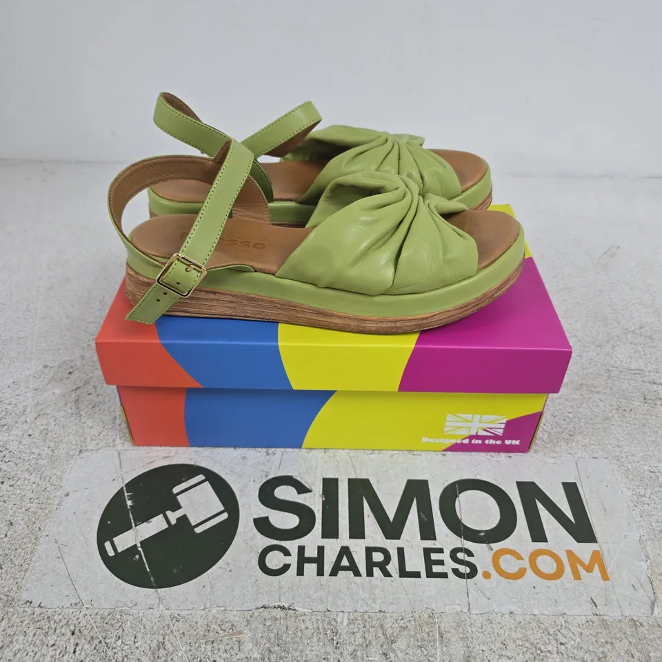 BOXED PAIR OF ADESSO ITALIA LEATHER SANDAL IN PISTACHIO GREEN - SIZE 40