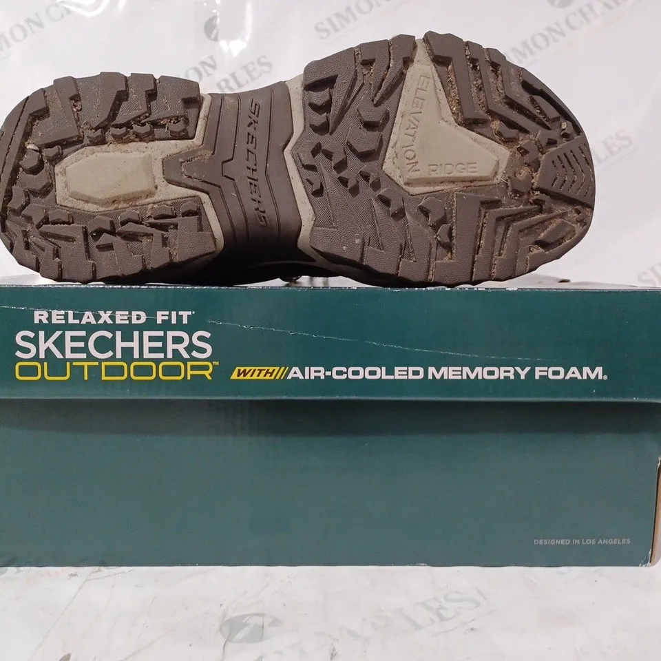 BOXED PAIR OF SKECHERS TERRAFOAM TRAINERS IN BLACK - SIZE 8