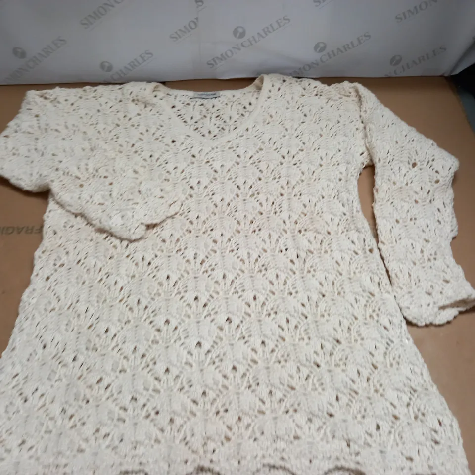 LOT OF APPROXIMATELY 18 TEXTURED KNIT V-NECK JUMPERS - SIZE UNSPECIFIED