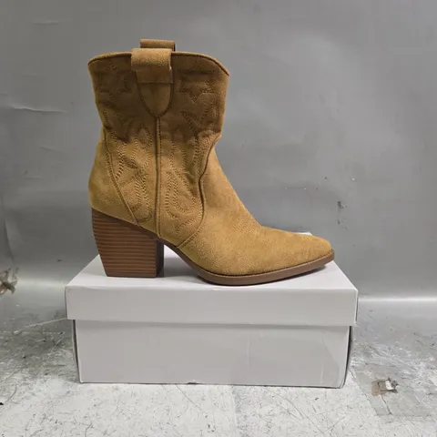 BOXED PAIR OF UNBRANDED BLOCK HEEL WESTERN STYLE BOOTS IN TAN SIZE EU 38