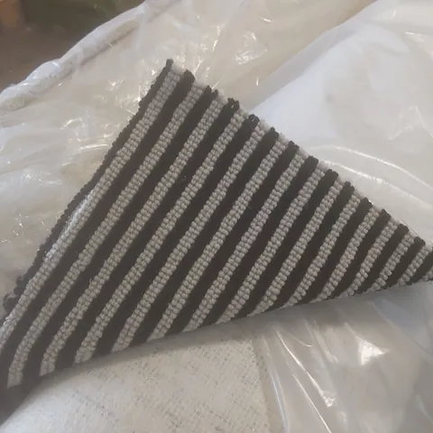 ROLL OF QUALITY DECO PINSTRIPE CARPET // SIZE: APPROX 5 X 2.82m