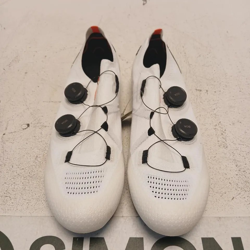 DMT CYCLING SHOES WITH BOA DIAL – WHITE, UK 9.5 (EU 44.5) – FULL CARBON SOLE