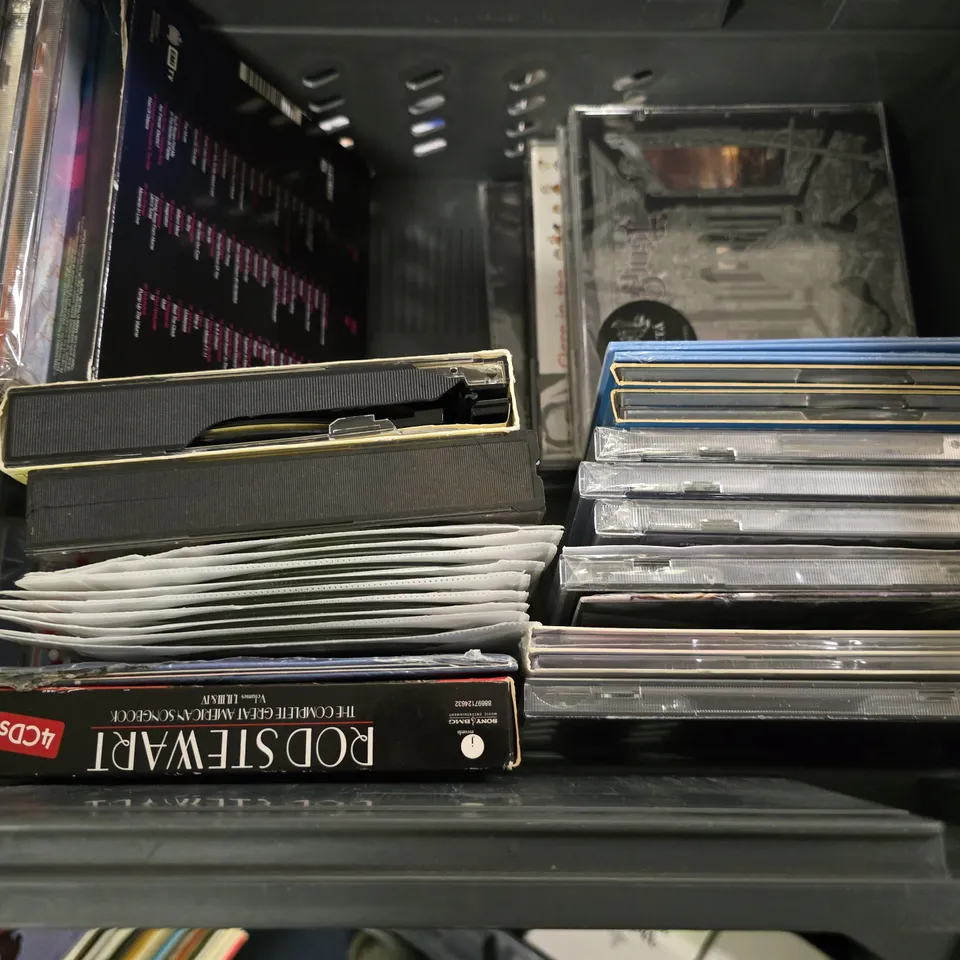 TOTE OF APPROXIMATELY 22 ASSORTED CD'S TO INCLUDE - BRITTEN SPRING SYMPHONY , CHRIS DE BURGH , THE MOON MUSIC ETC
