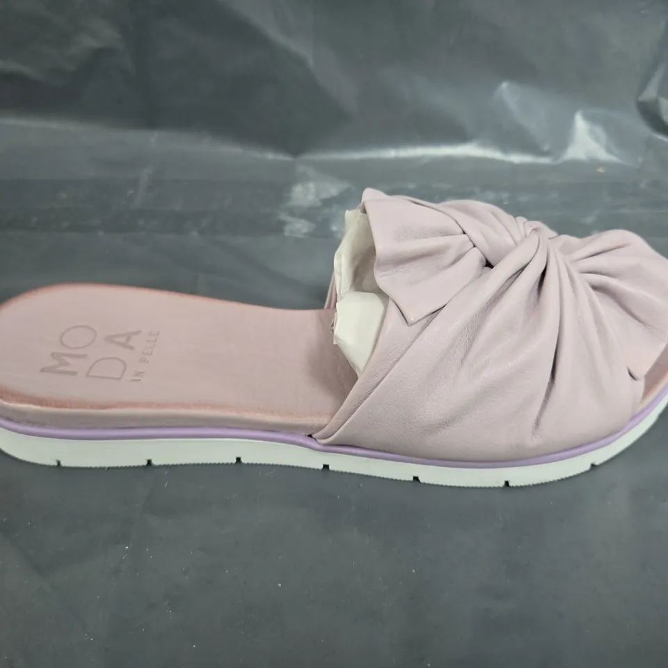 BOXED PAIR OF MODA LILAC LEATHER TWIST BOW SPORTY SANDAL - UK SIZE 39