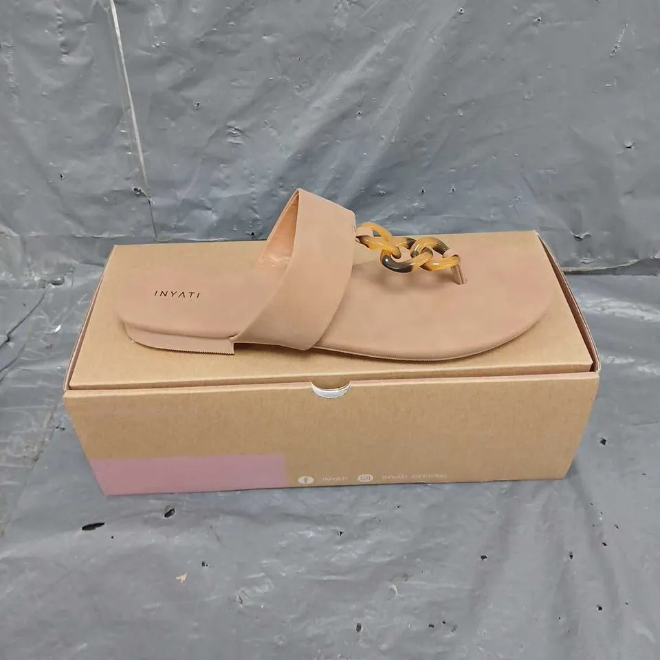INYATI X6 BOXED PAIRS OF LEANDRA THONG STYLE SANDAL IN TOASTED NUT SIZE 6