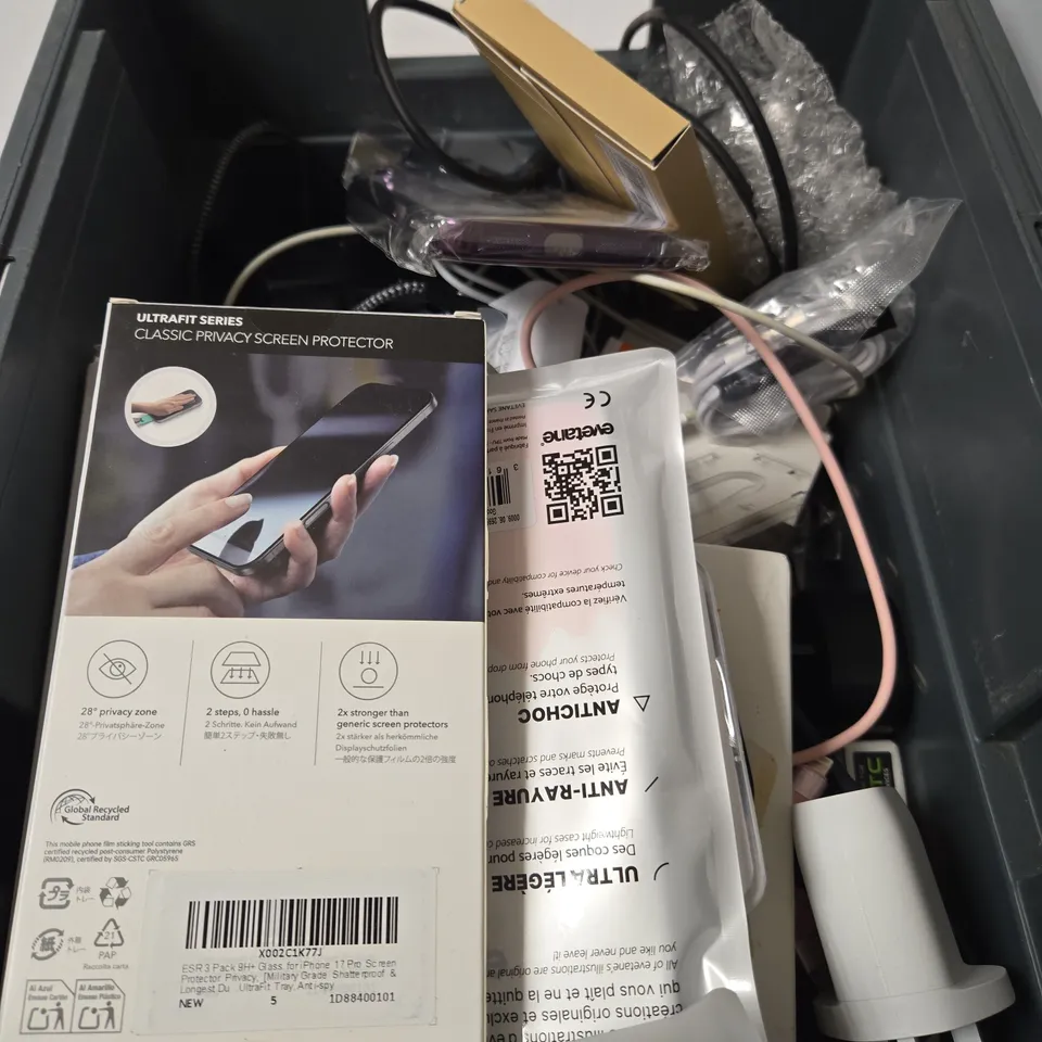 APPROXIMATELY 20 ASSORTED SMARTPHONE ACCESSORIES TO INCLUDE CHARGING CABLES, POWERBANKS, PHONE CASES ETC