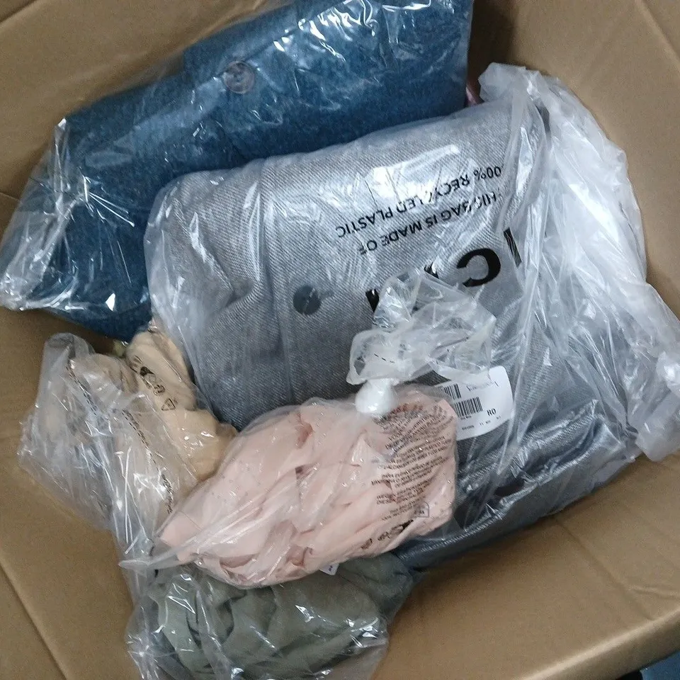 APPROXIMATELY 12 ASSORTED ITEMS TO INCLUDE SFIXX MULTI FUNCTION LIGHT, ASHWOOD LEATHER PURSE, MJ DENIM JACKET, ETC