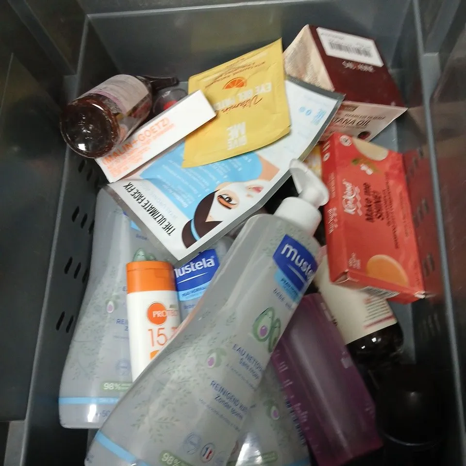 APPROXIMATEY 20 ASSORTED HEALTH AND BEAUTY PRODUCTS TO INCLUDE CERAVE FOAMING OIL CLEANSER, L'OREAL MEN EXPERT ROLL-ON AND ULTRA DARK SELF TAN MOUSSE