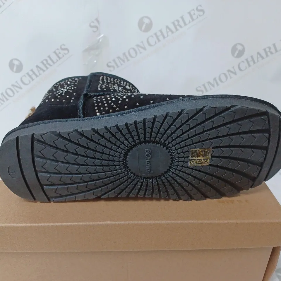 BOXED PAIR OF BONOVA SPARKLE SHEEPSKIN BOOTS BLACK SIZE 8