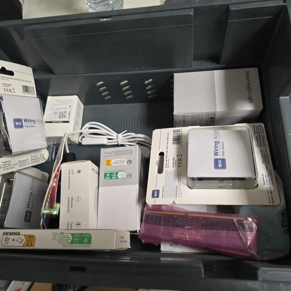 LARGE QUANTITY OF ASSORTED ELECTRICAL PRODUCTS AND ACCESSORIES TO INCLUDE; HONEYWELL HOME T3 THERMOSTAT & BG WIRING ACCESSORIES LOT (VOLT STICK, BOOK LIGHT & MORE)