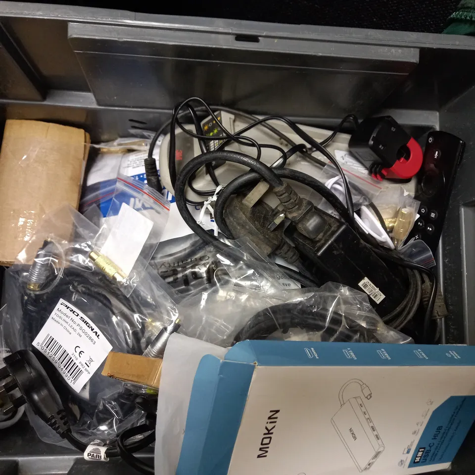 BOX OF APPROX 10 ITEMS TO INCLUDE ASSORTED CABLES, STEELSERIES HEADPHONES AND HARDDRIVE COVER