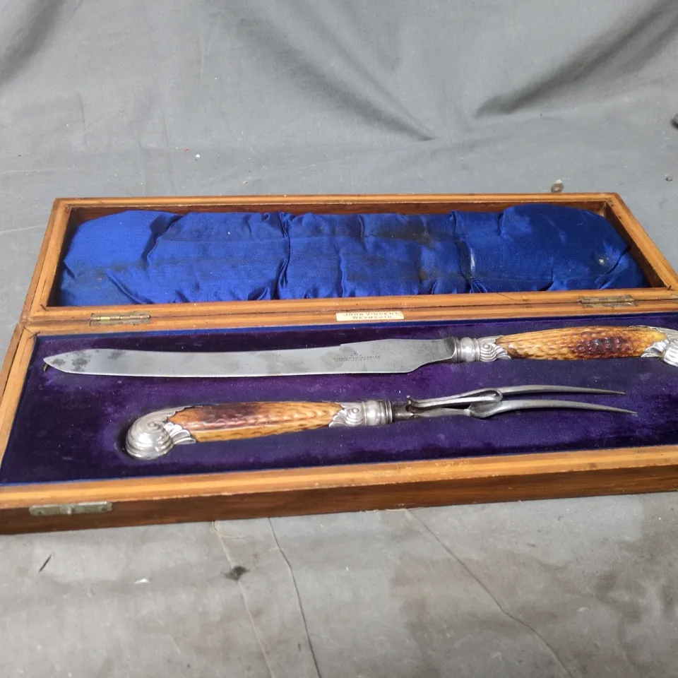 JOHN VINCENT WEYMOUTH CARVING KNIFE & FORK SET IN PRESENTATION CASE