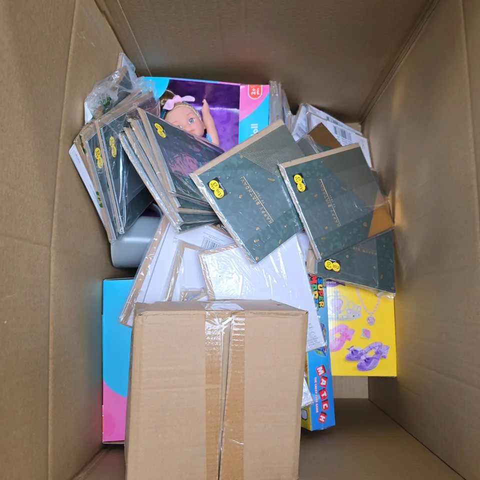 LARGE BOX OF APPROXIMATELY 10 ASSORTED HOMEWARE ITEMS TO INCLUDE TOYS, CARDS AND FITETD SHEETS - COLLECTION ONLY