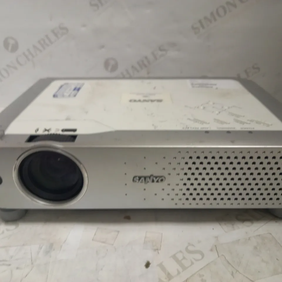 SANYO PLC-XE30 PROJECTOR