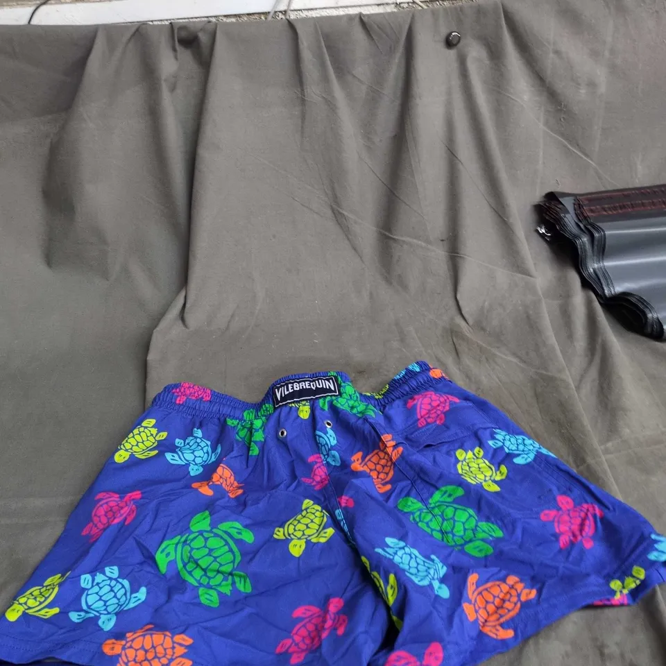 VILLEBREQUIN MEN'S SWIM SHORTS – COSTUME DE BAIN À ST-TROPEZ – BLUE WITH MULTICOLOUR TURTLE PRINT (SIZE M)