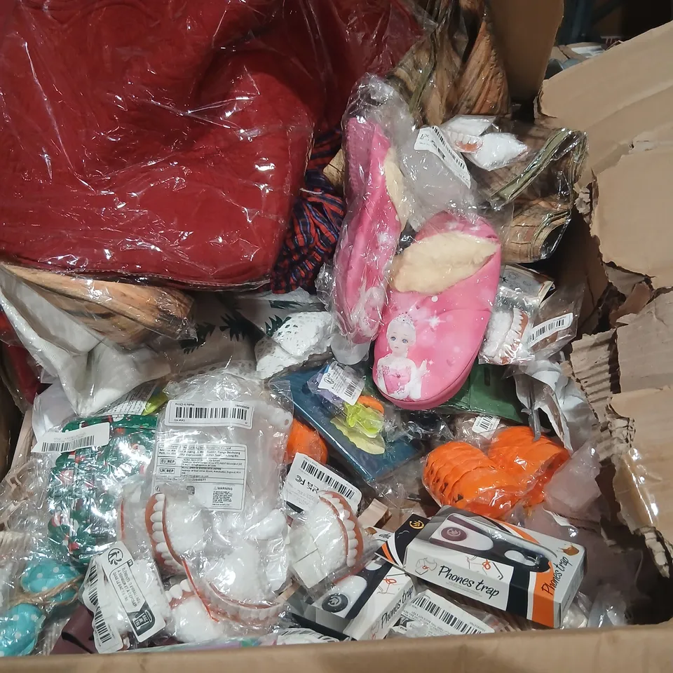 CAGE OF ASSORTED HOUSEHOLD GOODS AND ACCESSORIES TO INCLUDE; TEXTILES, SLIPPERS, BRACKET AND PHONES TRAP