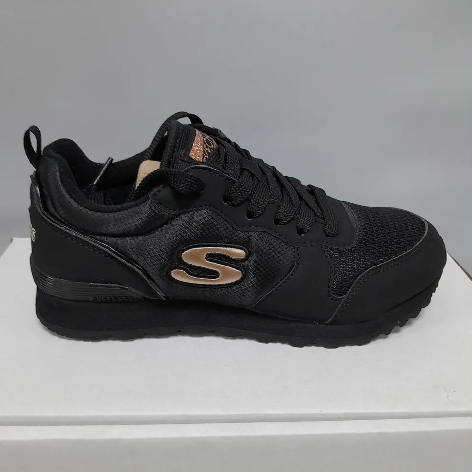 BOXED PAIR OF SKECHERS TRAINERS BLACK SIZE 4