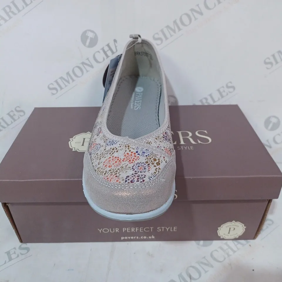 BOXED PAIR OF PAVERS SLIP-ON SHOES IN FLORAL PRINT SIZE 6