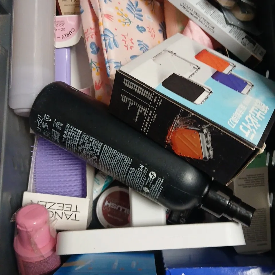APPROXIMATELY 15 ASSORTED HEALTH & BEAUTY PRODUCTS TO INCLUDE BRUSH SET, BLEMISH CONTROL MOISTURISER, SELF TAN MITT ETC 