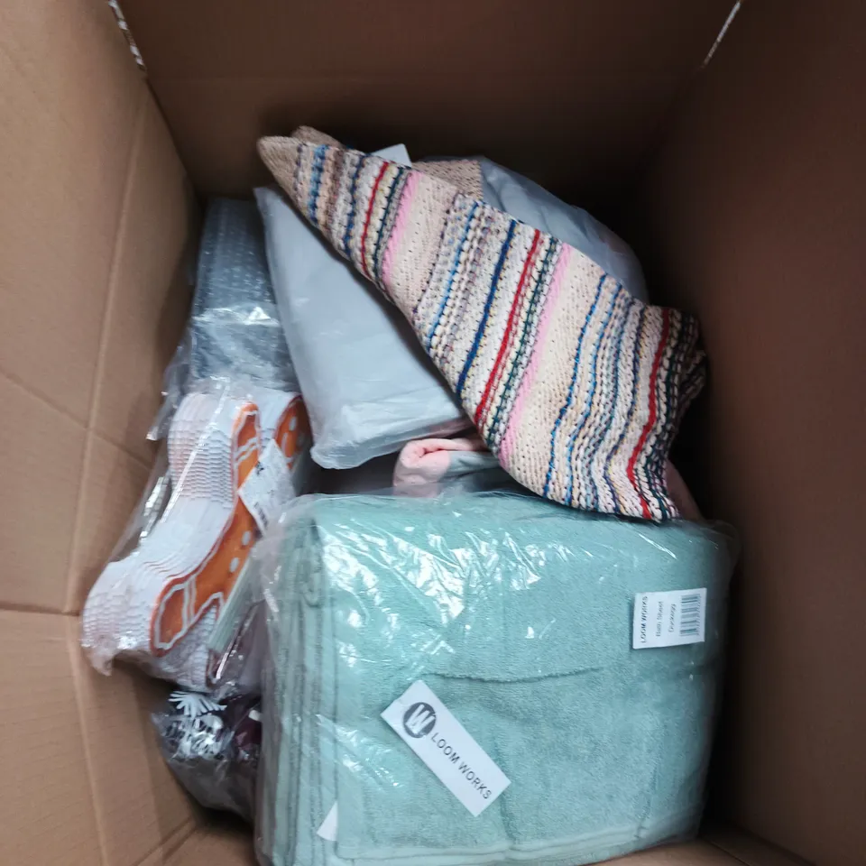 BOX OF APPROXIMATELY 15 ASSORTED HOUSEHOLD ITEMS TO INCLUDE TOWELS, CUT OUT GINGERBREAD MEN AND PASTIC CONTAINERS