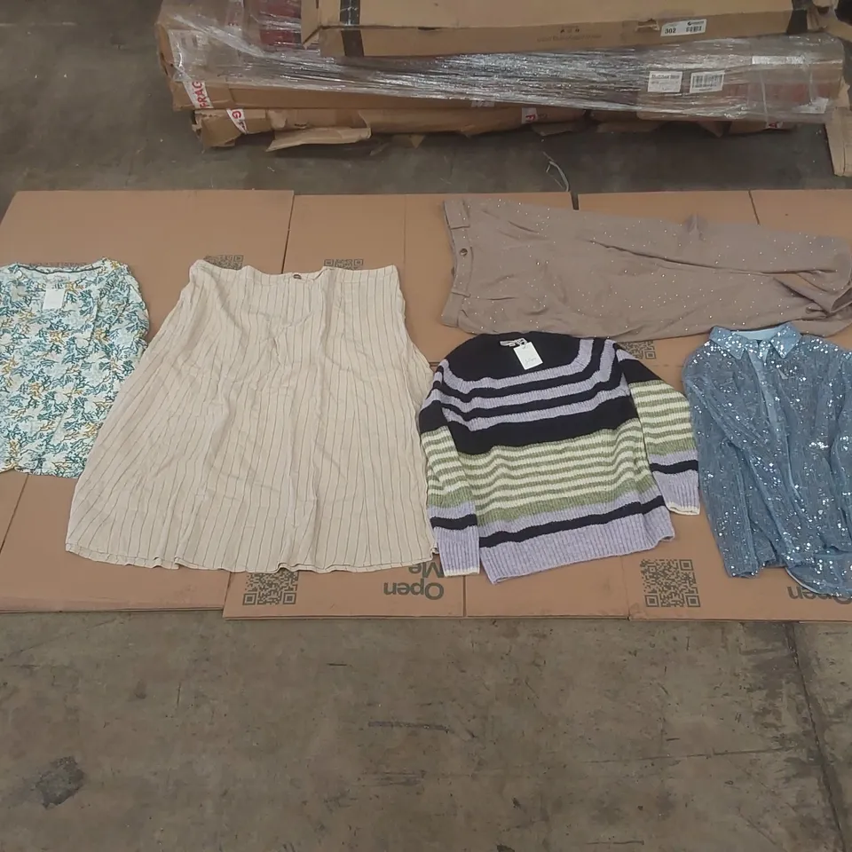 PALLET CONTAINING APPROXIMATELY 600x BRAND NEW ASSORTED DESIGNER CLOTHING ITEMS INCLUDING: JULIPA JUMPER, TOP, JD WILLIAMS SKIRT, TOPS, TROUSERS ECT