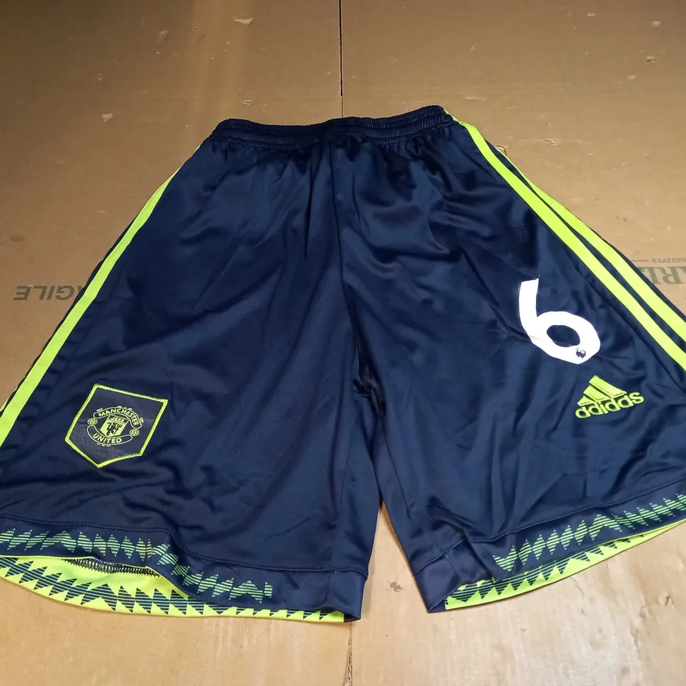 MANCHESTER UNITED FC AWAY SHIRT AND SHORTS WITH MARTINEZ SIZE S