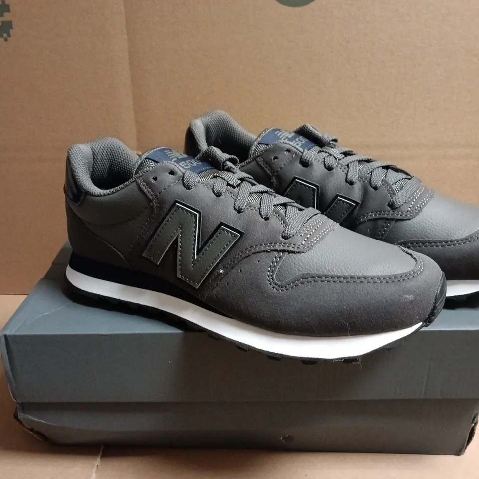 BOXED PAIR OF NEW BALANCE 500 TRAINERS – GREY/CHARCOAL, UK 7