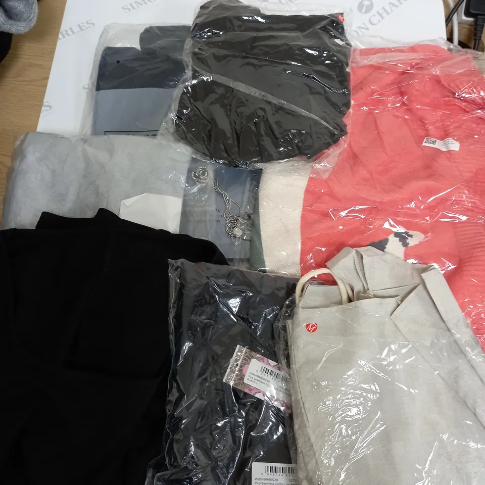 APPROXIMATELY 7 CLOTHING ITEMS INCLUDING JUMPERS, PJ'S, CARGOS