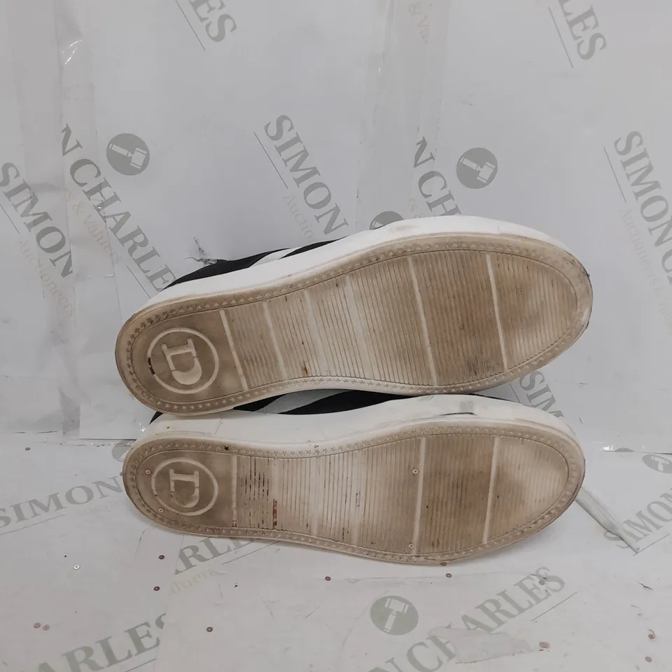 BOXED PAIR OF DUNE LONDON ENERGISED LIGHTNING BOLT TRAINERS IN BLACK/WHITE SIZE 4