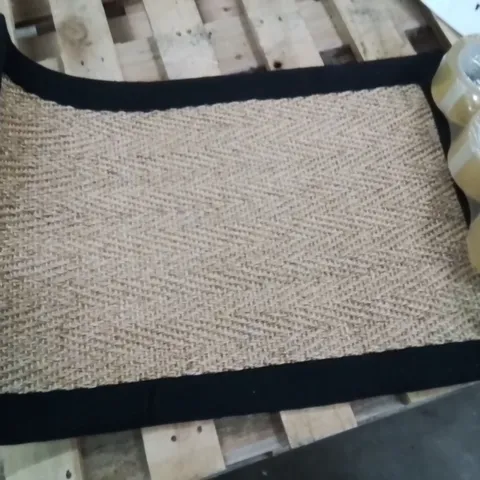 QUALITY DESIGNER AREA RUG - APPROXIMATELY 62X40CM