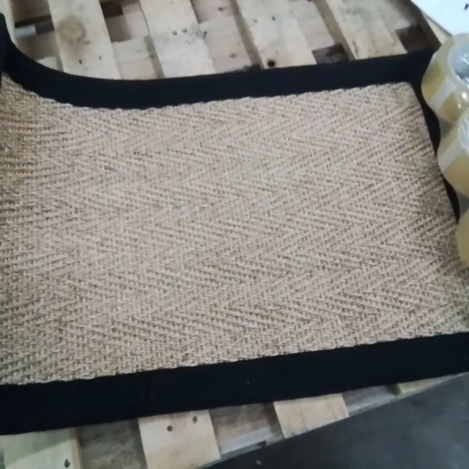 QUALITY DESIGNER AREA RUG - APPROXIMATELY 62X40CM