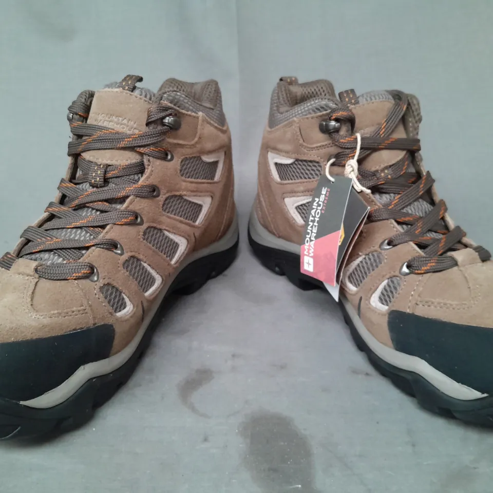 BOXED PAIR OF MOUNTAIN WAREHOUSE FIELD EXTREME VIBRAM WATERPROOF WALKING BOOTS IN BROWN UK SIZE 9