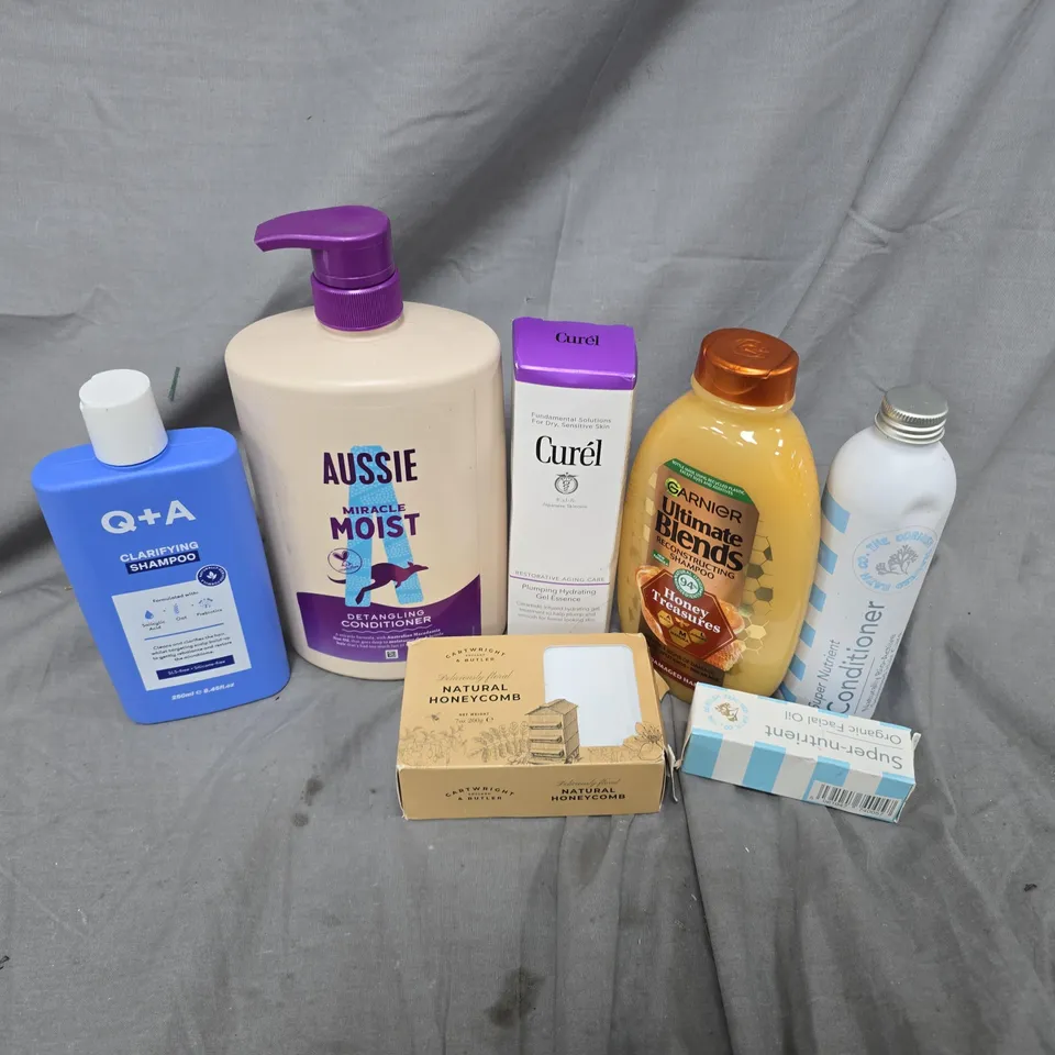 APPROXIMATELY 15 ASSORTED HEALTH & BEAUTY PRODUCTS TO INCLUDE AUSSIE MIRACLE MOIST, Q+A CLARIFYING SHAMPOO, GARNIER ULTIMATE BENDS, ETC - COLLLECTION ONLY
