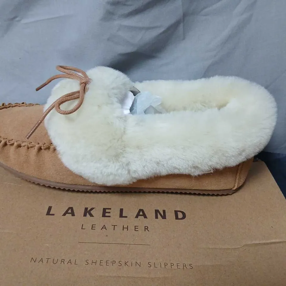 LAKELAND LEATHER LADIES MOCCASIN SLIPPERS – TAN, UK 6 (EU 39)