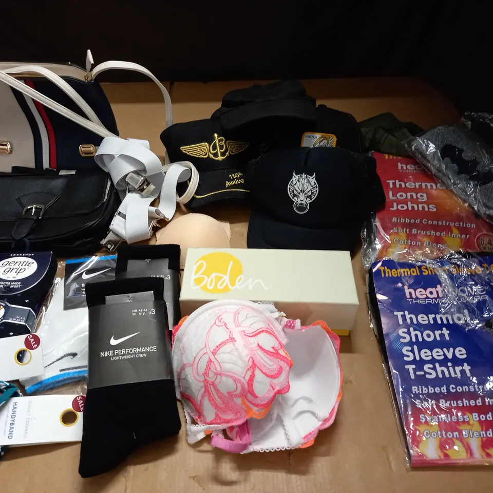 LOT OF APPROXIMATELY 30 ASSORTED CLOTHING ACCESSORIES TO INCLUDE HATS, BAGS AND THERMALS