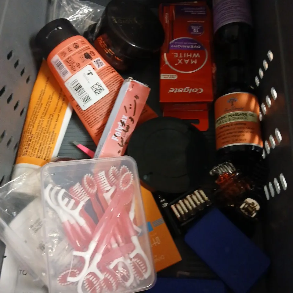 APPROXIMATEY 20 ASSORTED HEALTH AND BEAUTY PRODUCTS TO INCLUDE - PALMER'S COCOA BUTTER - ESTRID RAZOR - CENTELLA AMPOULE FOAM - ETC