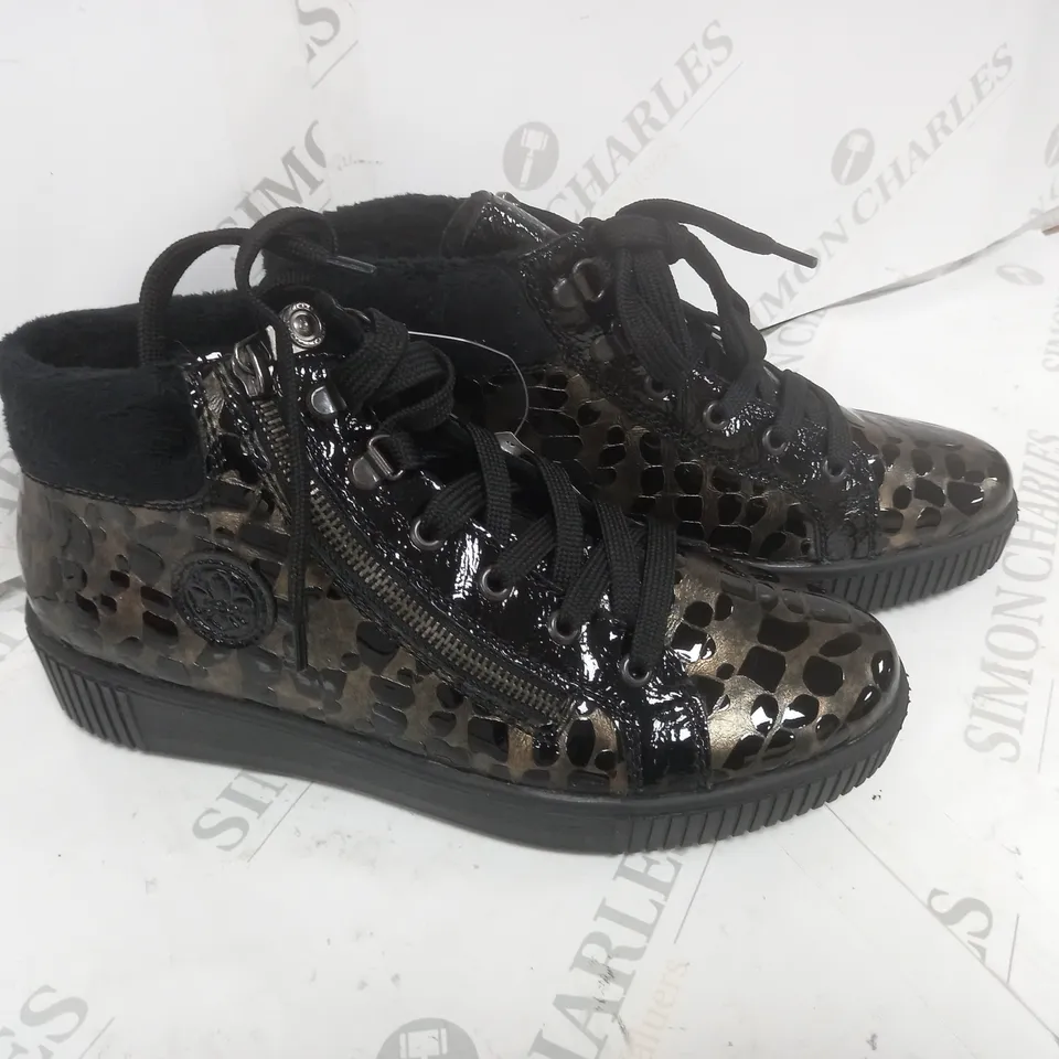BOXED RIEKER ANTISTRESSTRAINER BOOT SIDE ZIP SIZE 6