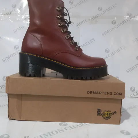 BOXED PAIR OF DR MARTENS LEONA BOOTS IN TAN UK SIZE 7