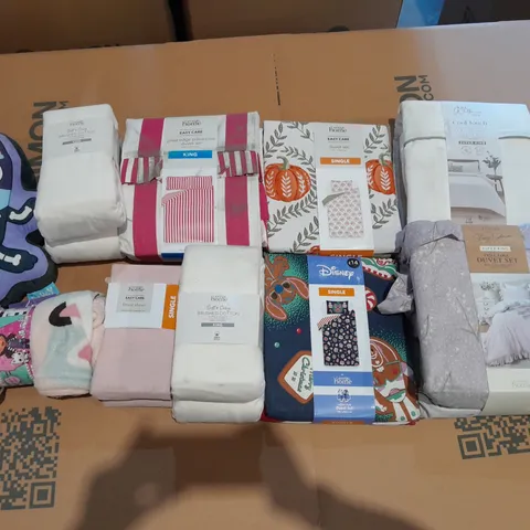 BOX OF APPROXIMATELY 10 ASSORTED BEDDING AND SOFT FURNISHING ITEMS TO INCLUDE - BLUEY PLUSH - BEDDING SET - FITTED SHEET ETC.