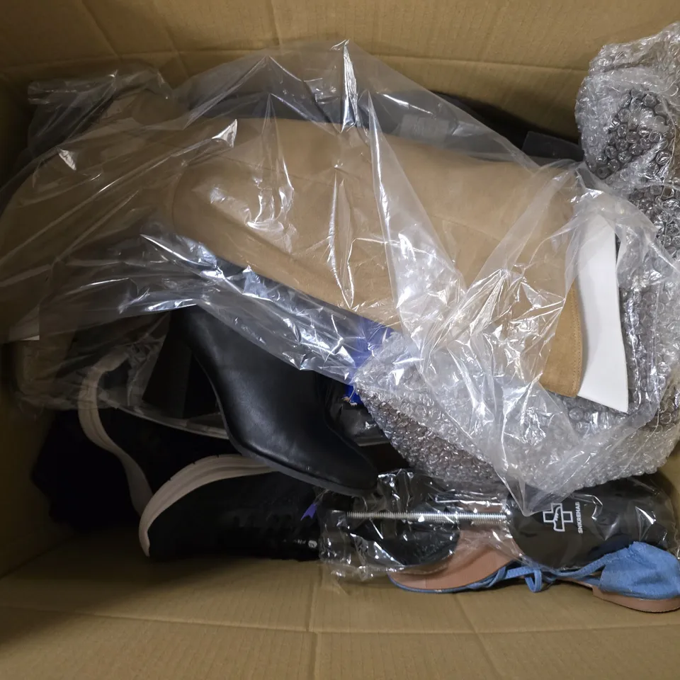 APPROXIMATELY 12 ASSORTED PAIRS OF SHOES AND FOOTWEAR ITEMS IN VARIOUS STYLES AND SIZES TO INCLUDE MNG, FITVILE, PRIMARK, ETC