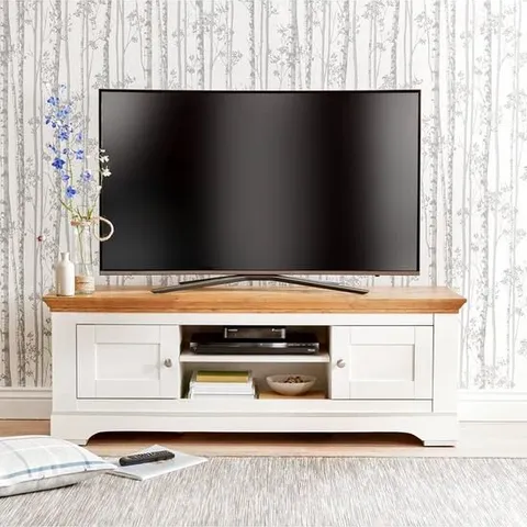 BOXED IDEAL HOME WILTSHIRE CREAM AND OAK EFFECT 2 DOOR TV UNIT (1 BOX)
