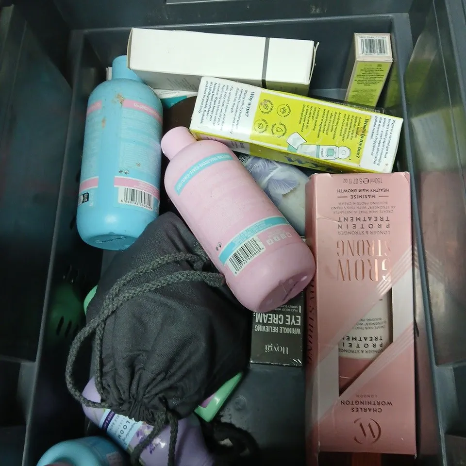 APPROXIMATEY 20 ASSORTED HEALTH AND BEAUTY PRODUCTS TO INCLUDE AVEENO CREAM, ORIGINAL SOURCE SHOWER GEL AND ALLURE EDGE CREAM