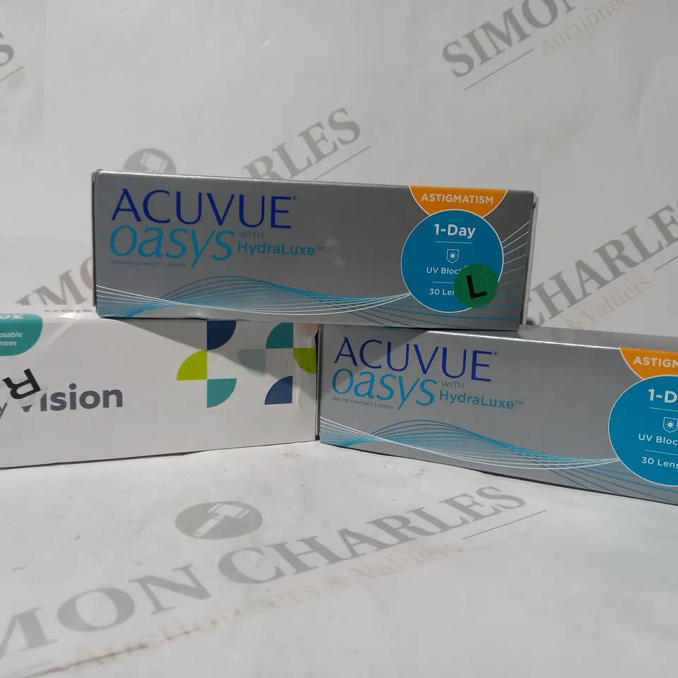 APPROXIMATELY 20 ASSORTED HOUSEHOLD ITEMS TO INCLUDE ACUVUE OASYS CONTACT LENSES, EASY VISION CONTACT LENSES, ETC