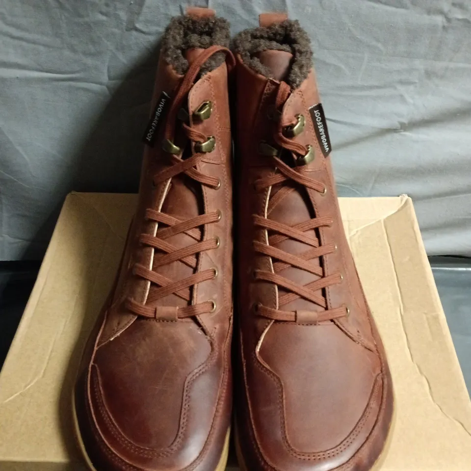BOXED PAIR OF BROWN LEATHER WINTER BOOTS WITH FAUX FUR LINING - SIZE 45 - MENS 