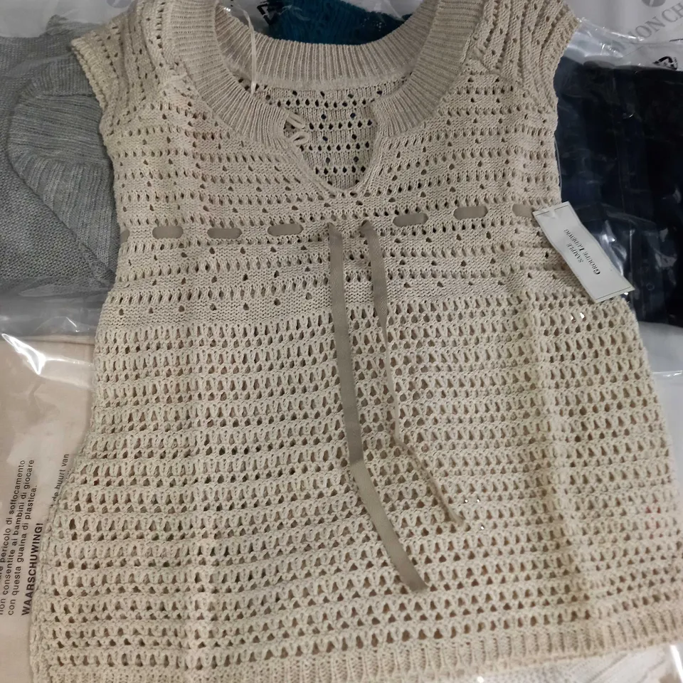 LOT OF 8 ASSORTED KNITWEAR CLOTHING ITEMS - VARIOUS SIZES