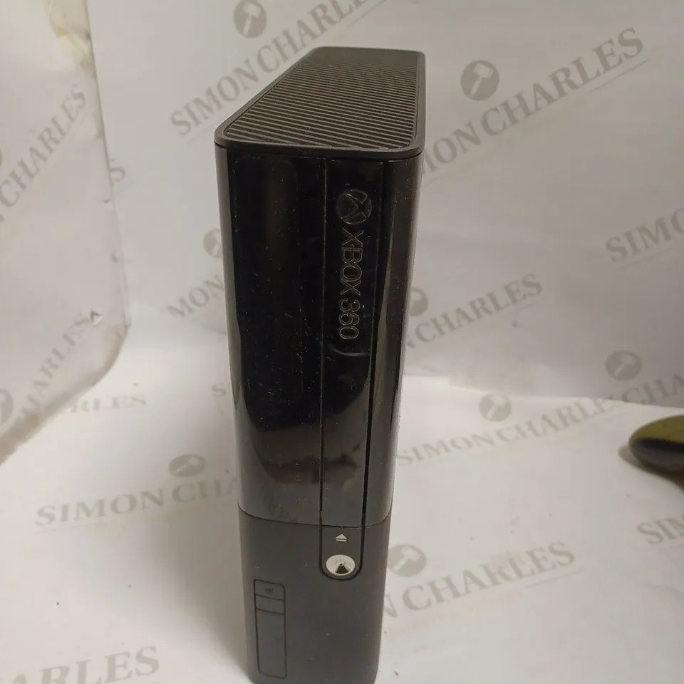 XBOX 360 SET -  CONSOLE + CONTROLLER + 3 GAMES