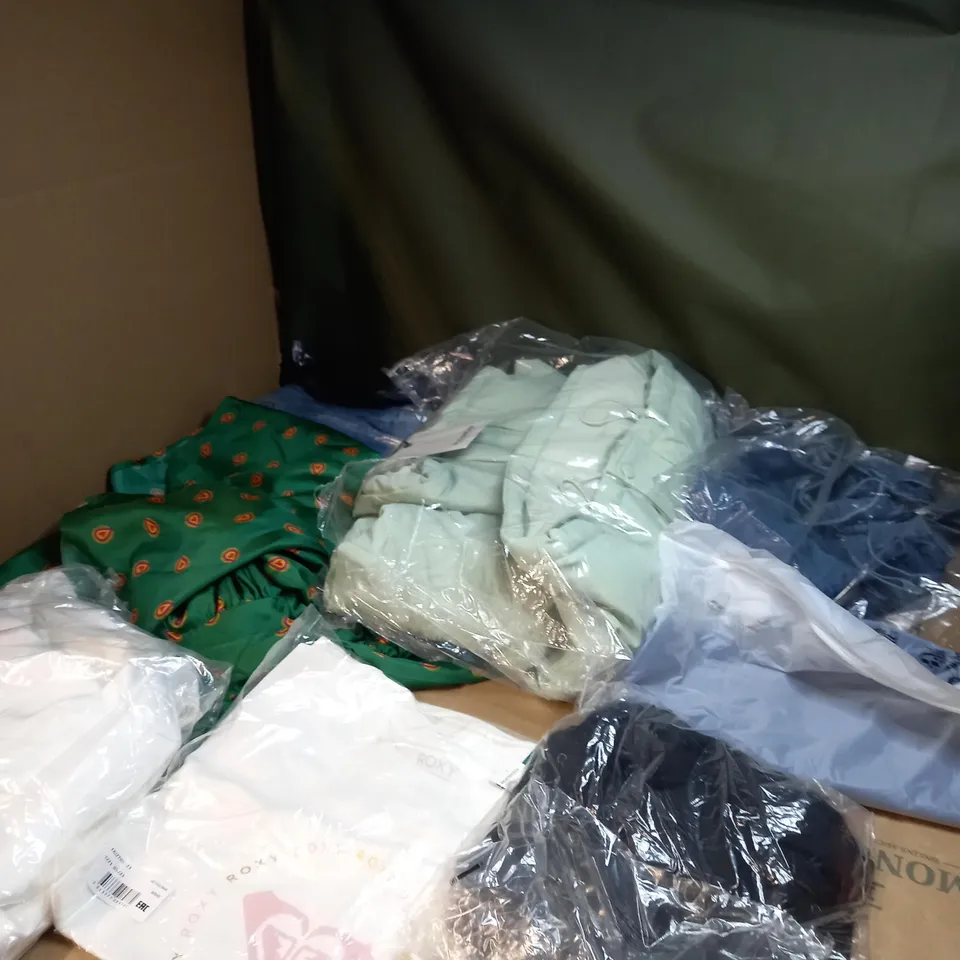LOT OF APPROX. 50 ASSORTED CLOTHING ITEMS 