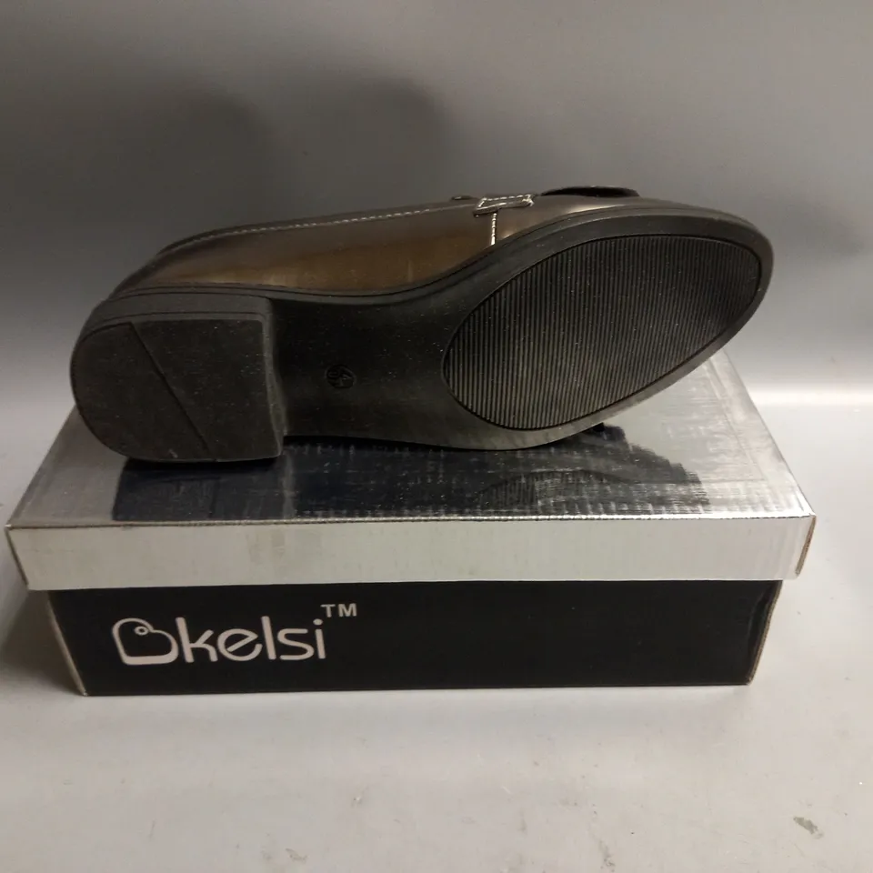 BOXED KELSI LADIES FLAT GUN BROGUES. SIZE 4