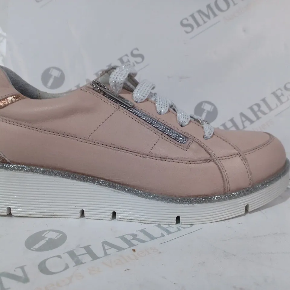 BOXED PAIR OF MODA IN PELLE GENE TRAINERS IN SALMON PINK SIZE 5